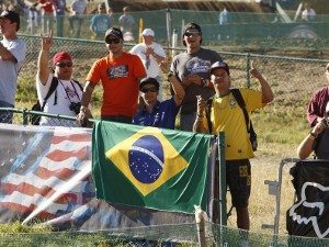 Foto: Lesionado, Ratinho torceu pelo Brasil com seus amigos