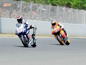 Foto: MotoGP.com - Lorenzo perseguido por Dovizioso