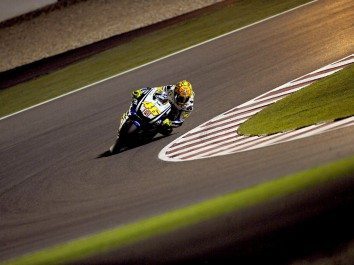 Rossi começa época com vitória emocionante no Qatar