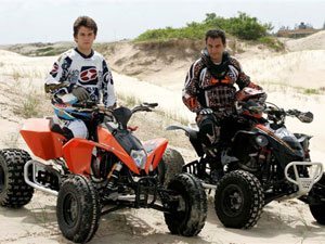 Foto: Munir Khalil e Zein Atef treinam nas dunas de Ilha Comprida (SP) visando bons resultados na Argentina