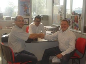 Foto: Ricardo Celeghini cumprimenta o presidente da GG, Josep Maria Pibernat na assinatura do contrato