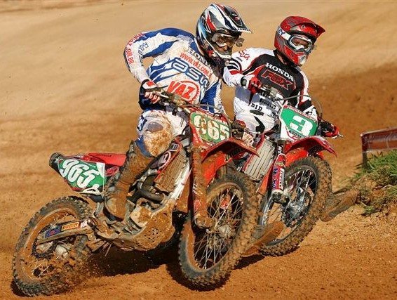 Foto: Balbi (965) e Roosevelt duelam na MX1 do Brasileiro de Motocross