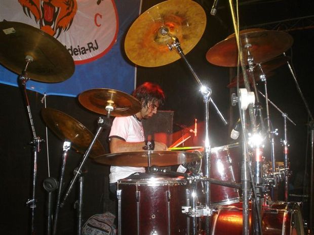 Foto: O baterista Fabr¡cio Ara£jo, da Banda Faixa Et ria, volta a tocar no evento do KingeTiger