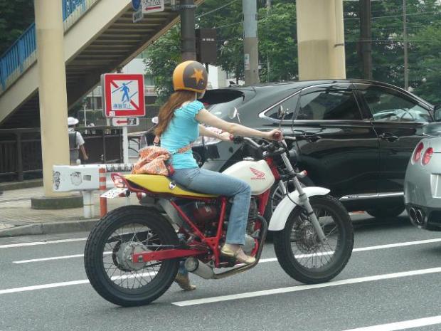 Fashion bike com uma pilotagem feminina no centro de Tokyo