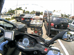 No trânsito, o controle do scooter é tranquilo, mas exige atenção pela traseira avantajada 