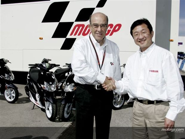 Foto: Morimoto da Yamaha Motor Europe e Carmelo Expeleta, Diretor  da Dorna