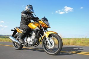 Posição relaxada e um pouco inclinada à frente na CB 300
