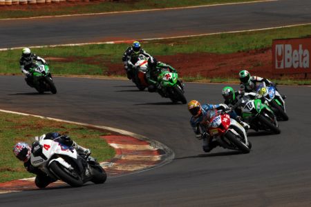 Interlagos: gatas desafiam tempo ruim em corrida da Moto 1000 - SiteBarra