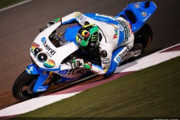 O piloto da Tuenti HP 40 Pol Espargaró venceu a primeira corrida de 2013 de Moto2™ a partir da pole, depois de acesa luta com o homem da Marc VDS Racing Team Scott Redding. O piloto da Italtrans Racing Team Takaaki Nakagami esteve na frente no início da tirada, acabando por conquistar o primeiro pódio da carreira.