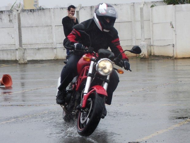 Andar de moto na chuva ou sob pista molhada requer atenção especial do motociclista e, também, que a moto esteja com a manutenção em dia