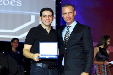Alexandre Barros recebendo a comenda oferecida pela CBM por serviços prestados em prol do motociclismo nacional