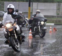 Chuva e moto combinam sim!