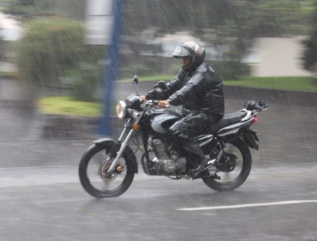 Na chuva acontecem mudanças radicais nas condições do ambiente e no comportamento da moto; fique atento