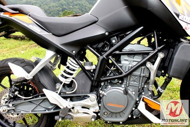 Chassi em treliça dá um ar de moto maior e garante estabilidade