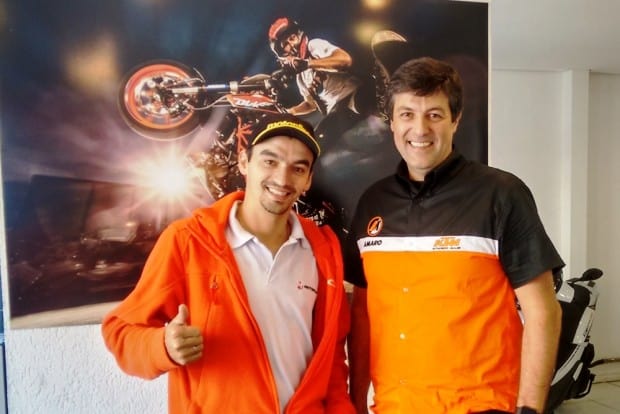 Celio Tabith Jr. com Ruan Burdino, executivo comercial do Motonline: invasão laranja na cidade de São Paulo
