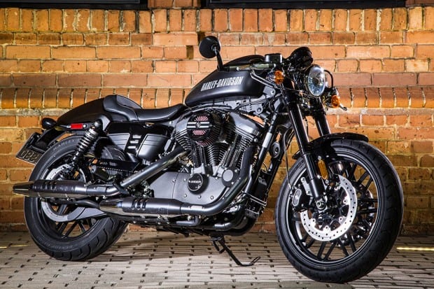 Harley-Davidson disponibiliza catálogo com mais de 35 mil itens para personalização de suas motocicletas, e dentre eles está o kit café racer empregado nesta Roadster