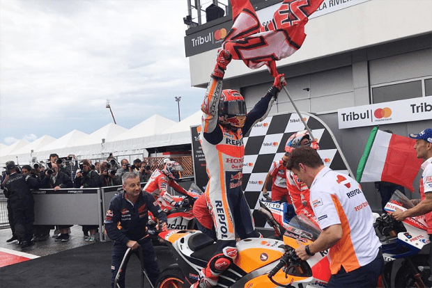 Mais uma vez, Márquez escolhe a estratégia certa e celebra uma vitória. Espanhol volta à liderança da MotoGP, com os mesmos 199 pontos de Dovizioso