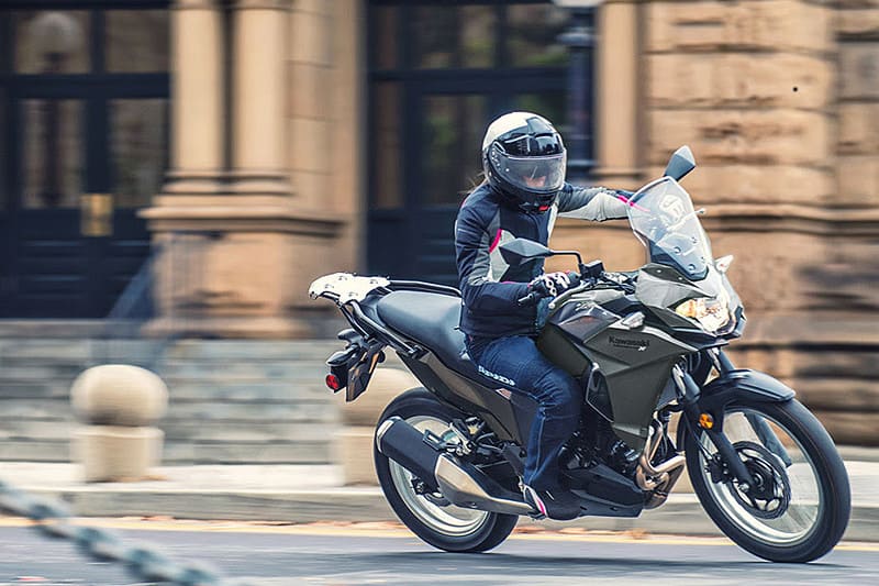 A Kawasaki estabeleceu um parceria com a Suhai Seguradora para oferecer um ano de seguro (contra roubo e furto) grátis para quem comprar sua Versys-X 300 até o final de abril