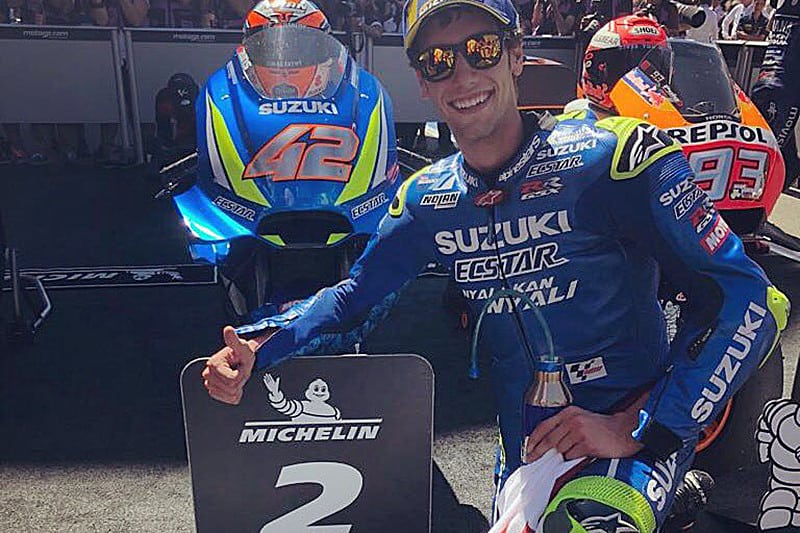 O sorriso de quem foi vice-campeão na Moto2 e está levando a Suzuki de volta ao pódio na MotoGP
