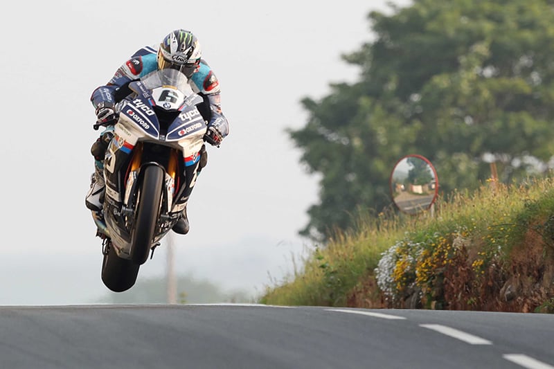 A mais perigosa corrida de motos do mundo:Isle Of Man TT=(video bonus 2012)  