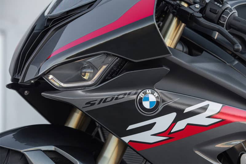 BMW S1000RR 2022 traz kit M de série e novas cores