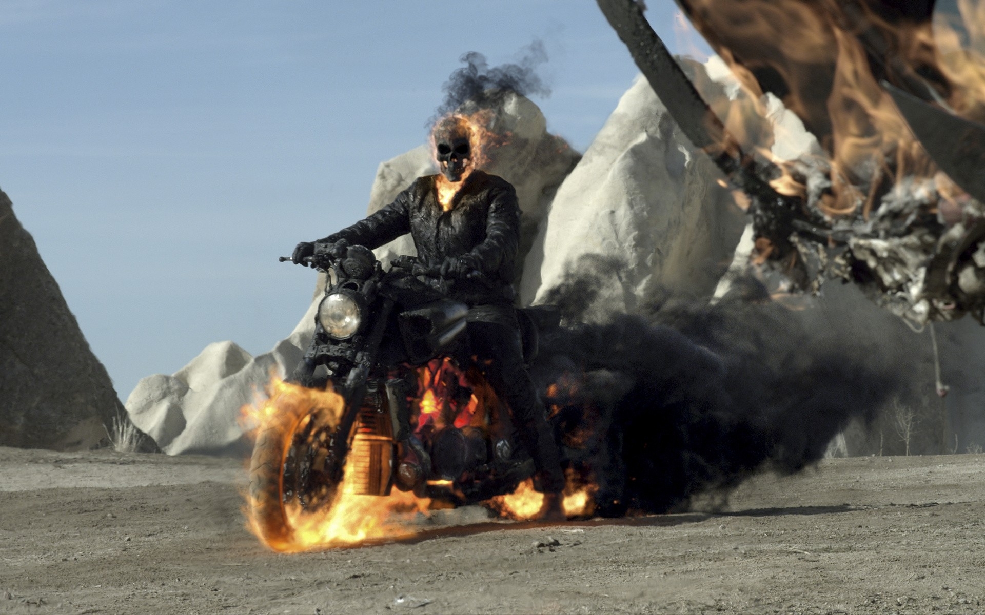 Motoqueiro Fantasma* - O motociclista mais famoso do mundo. No enredo da  história, Johnny Blaze, o Motoqueiro Fantasma, trabalha fazendo show de  motociclismo em um circo antes de fazer um acordo com