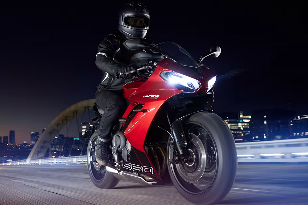 Yamaha R7 vs Triumph Daytona 660: Vale a pena esperar a esportiva japonesa? 2 Triumph Daytona 660 1
