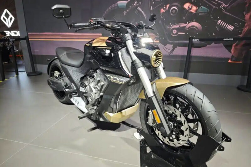moto custom Benda LFC 700
