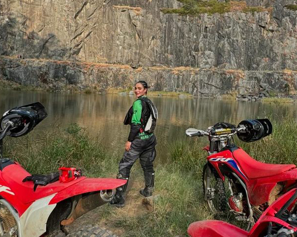 Shineray: embaixadora tem milhões de seguidores, mas pilota? 1 aline mineiro fazendo trilha de moto