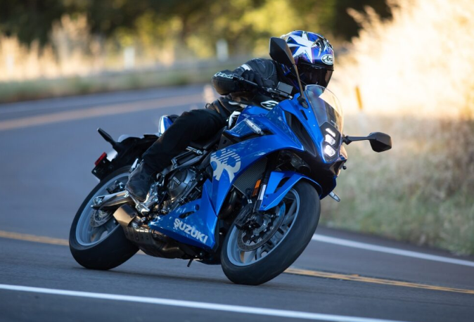 Neste mês: linha Suzuki 800 ganha novas cores no Brasil 1 Suzuki GSX-8R