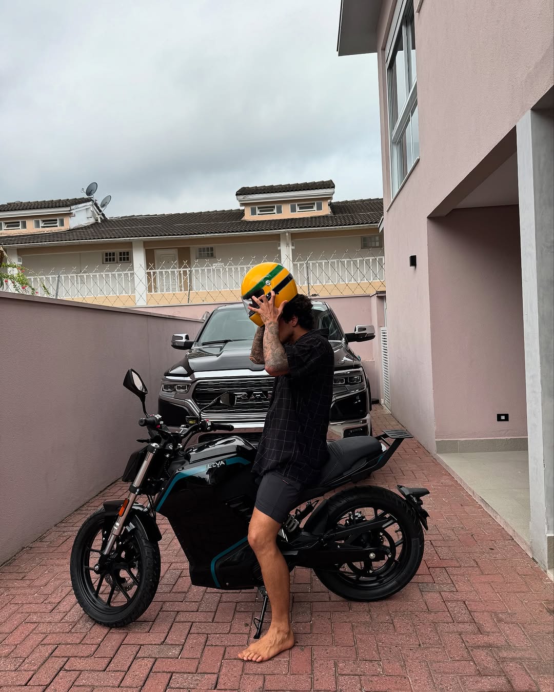 Ousado no mar, calmo na rua; moto de Gabriel Medina não passa de 110 km/h 2 Medina e sua nova moto elétrica Leva EG1