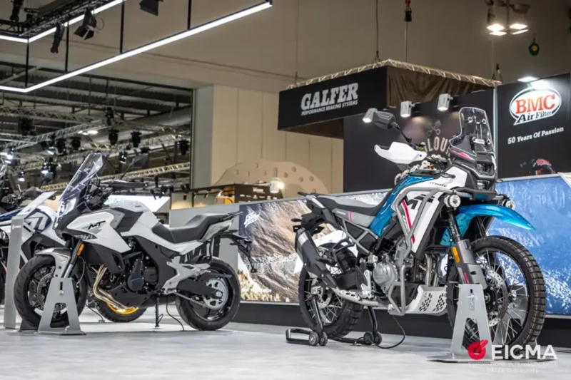Apresentação da CFMoto 450MT no Salão de Milão 2023 - Foto: EICMA Apresentação da CFMoto 450MT no Salão de Milão 2023 - Foto: EICMA