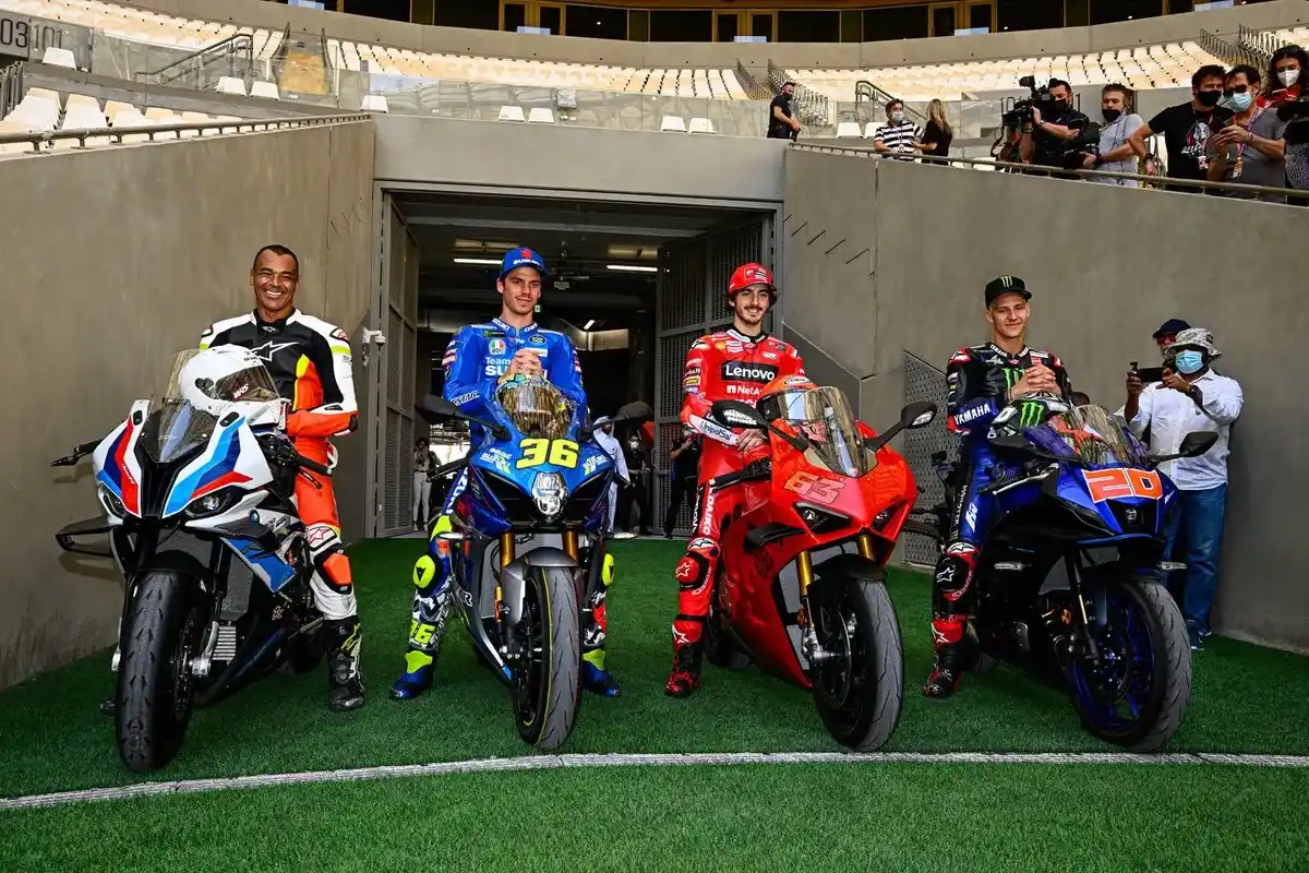 Jogador não pode pilotar moto? Lenda da seleção já acelerou de MotoGP 4 cafu motos 2