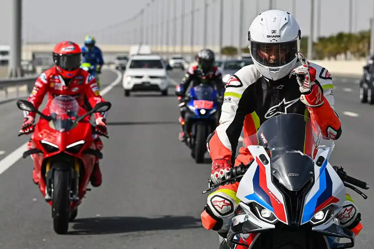 Jogador não pode pilotar moto? Lenda da seleção já acelerou de MotoGP 2 cafu motos 4