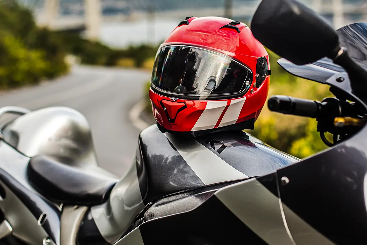 Doar capacetes de motociclista aos bombeiros faz sentido? Nos EUA, sim!