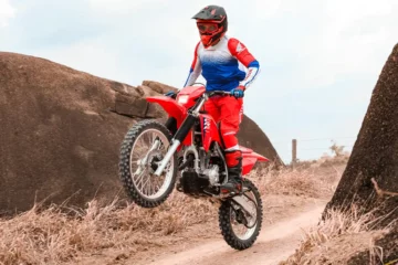 Vídeo: Honda CRF 300F 2025: mais potência, câmbio 6 marchas e preço! Vale a Pena?