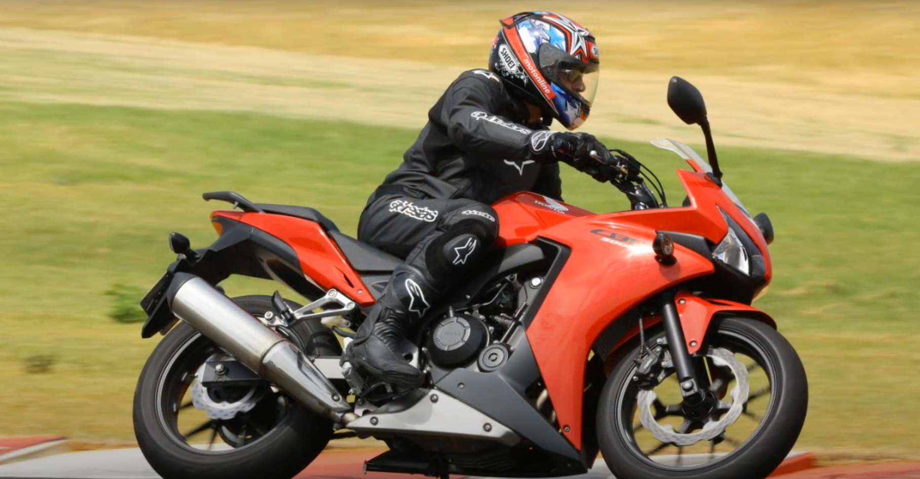 Relembre o teste da Honda CBR 500R! A esportiva acelerou forte, mas logo deixou o Brasil