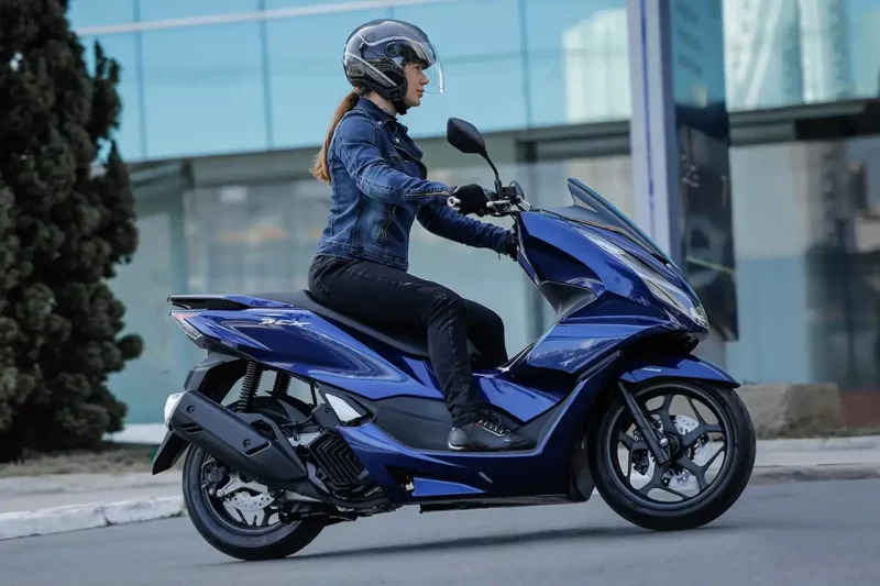 Honda PCX 2026: nova cor azul perolizado na versão ABS - Divulgação Honda PCX 2026: nova cor azul perolizado na versão ABS - Divulgação