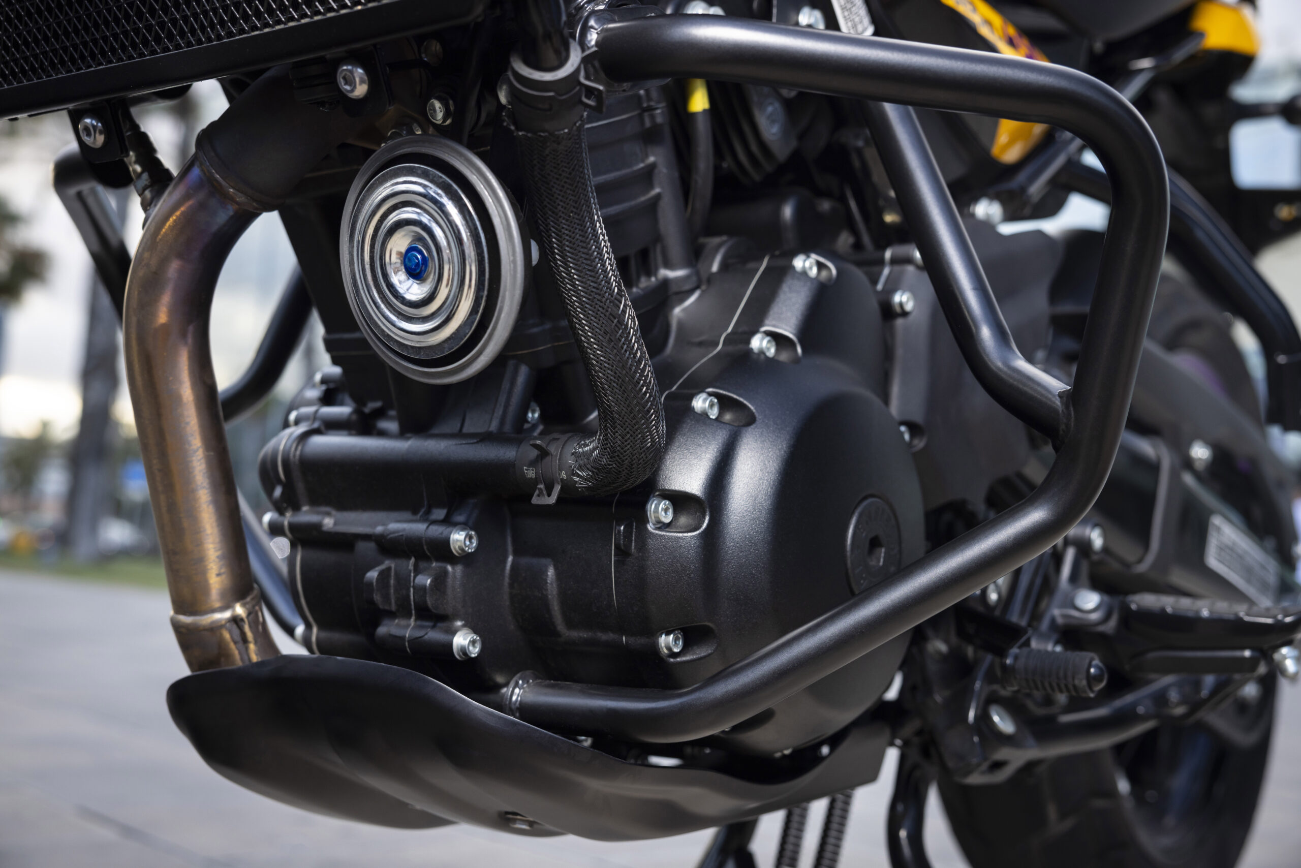 Royal Enfield vai fabricar no Brasil! O que isso significa para os preços? 2 Royal Enfield Guerrilla 450 Front Engine Close Up11 scaled