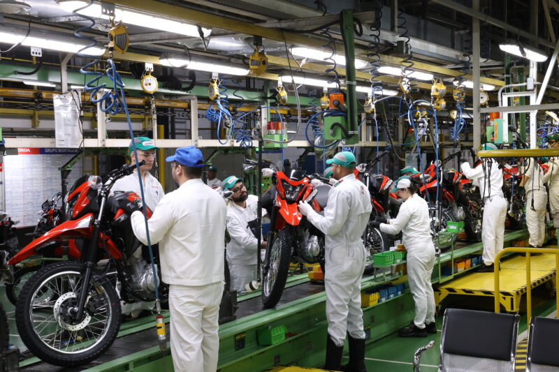 Com investimento bilionário, Honda motos quer 'crescer uma Yamaha' no Brasil 2 foto interna da fábrica honda motos em manaus, fazendo a bros 160
