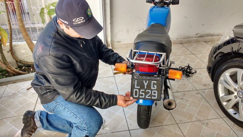 Muito além da CG Bolinha: 10 motos que podem receber placa preta em 2026 2 Placa preta significa que aquele veículo tem história e valor. É um diferencial em modelos de coleção - disponível apenas para motos e carros com mais de 30 anos de fabricação;