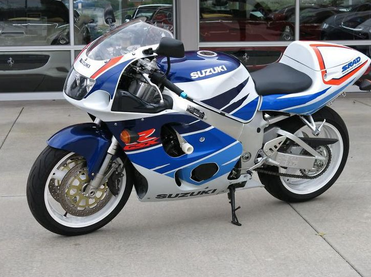 Muito além da CG Bolinha: 10 motos que podem receber placa preta em 2026 12 gsx r 750 srad suzuki