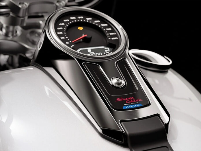 Lá fora, Harley lança modelo especial inspirado nos anos 70 4 HD Super Glide 2026 250 anos 9 696x522 1