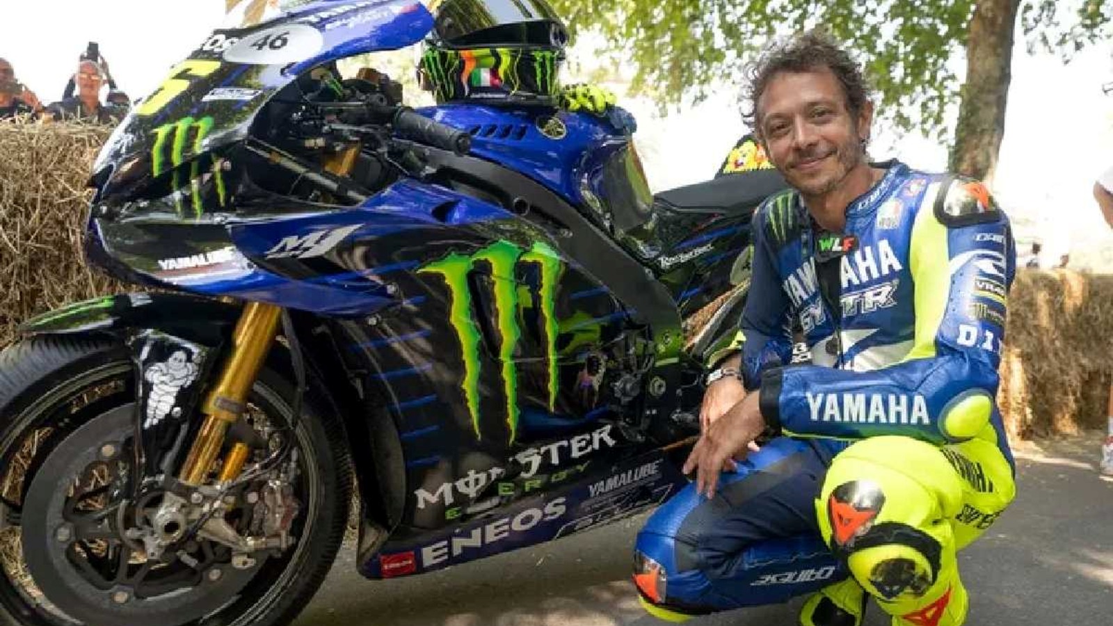 Saudades? Valentino Rossi volta a pilotar a Yamaha YZR-M1 na Inglaterra