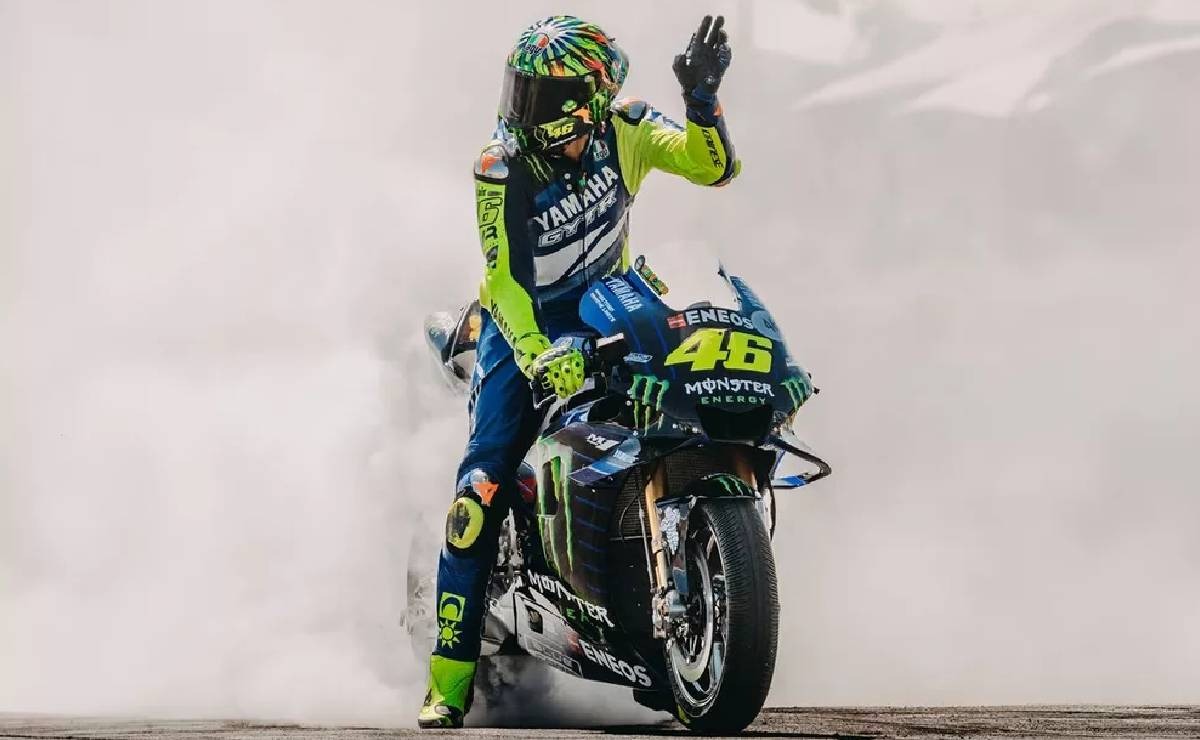 Saudades? Valentino Rossi volta a pilotar a Yamaha YZR-M1 na Inglaterra 2 WhatsApp Image 2026 07 14 at 12.23.16