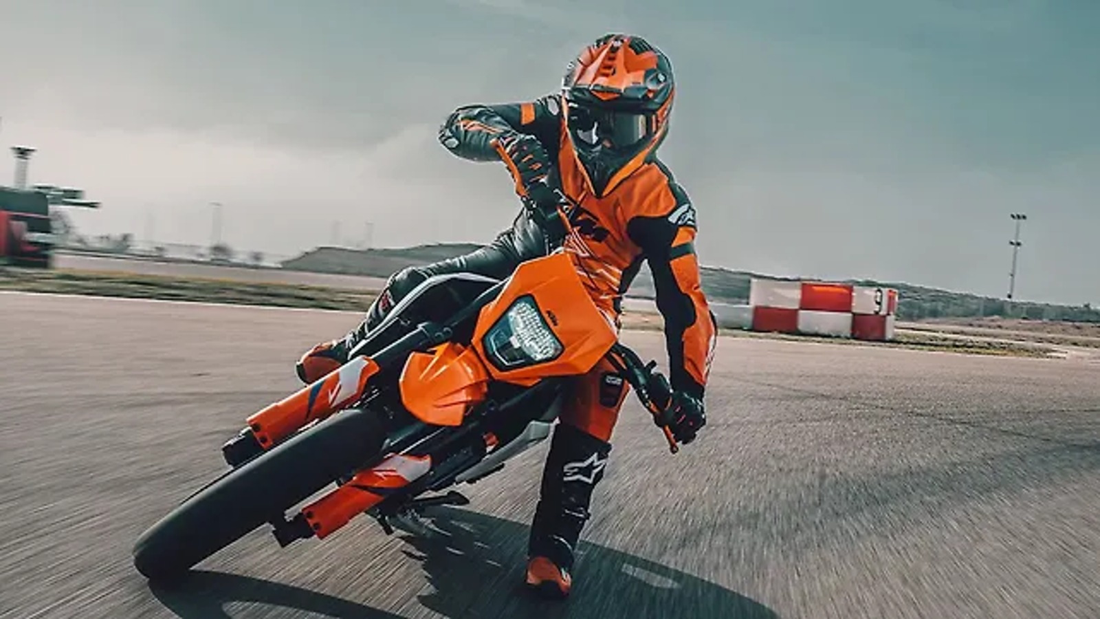 KTM prepara nova 390 SMC; lançamento pode acontecer, mas não no Brasil