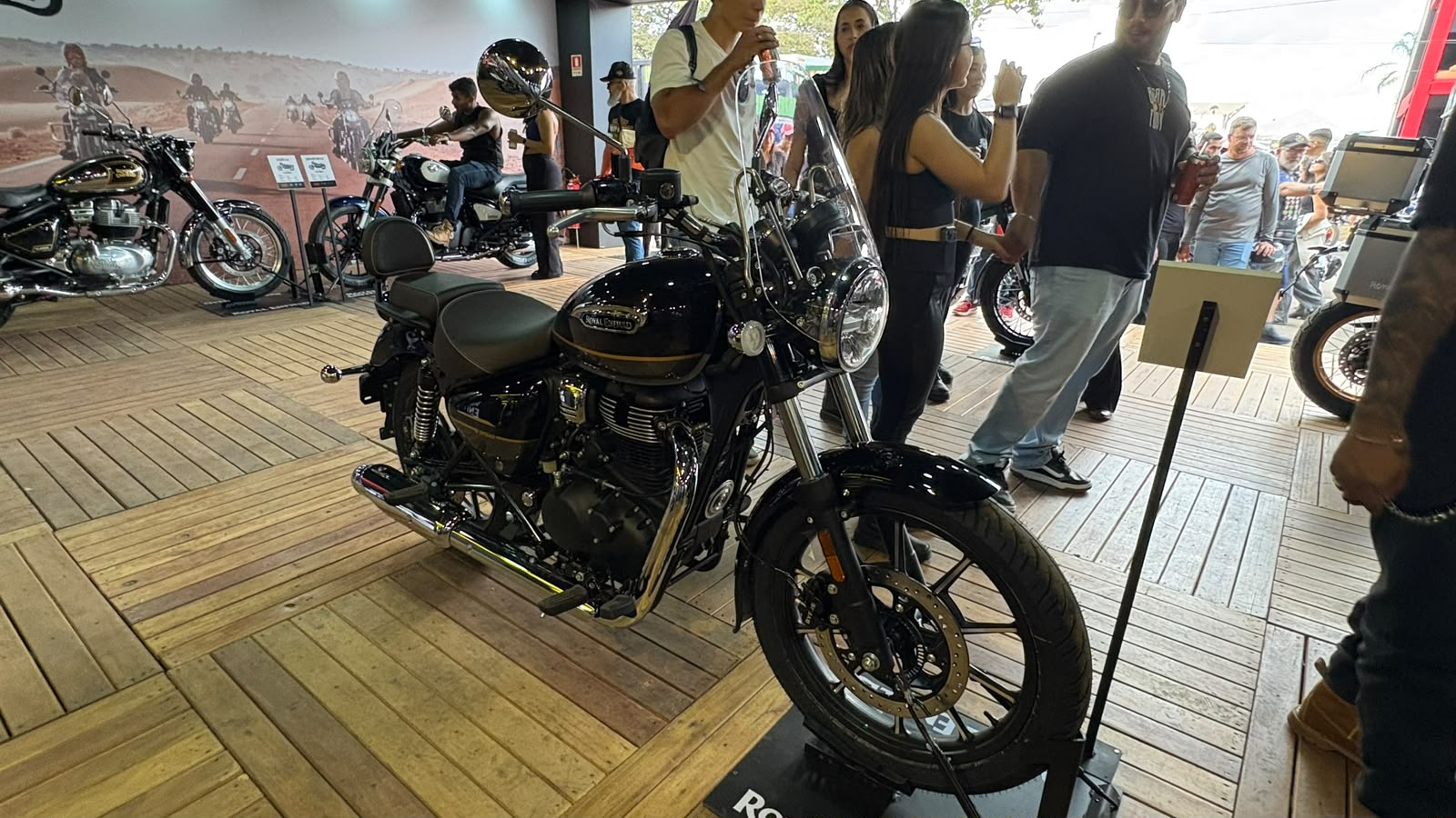 Royal Enfield atualiza Meteor 350 com novas cores e equipamentos