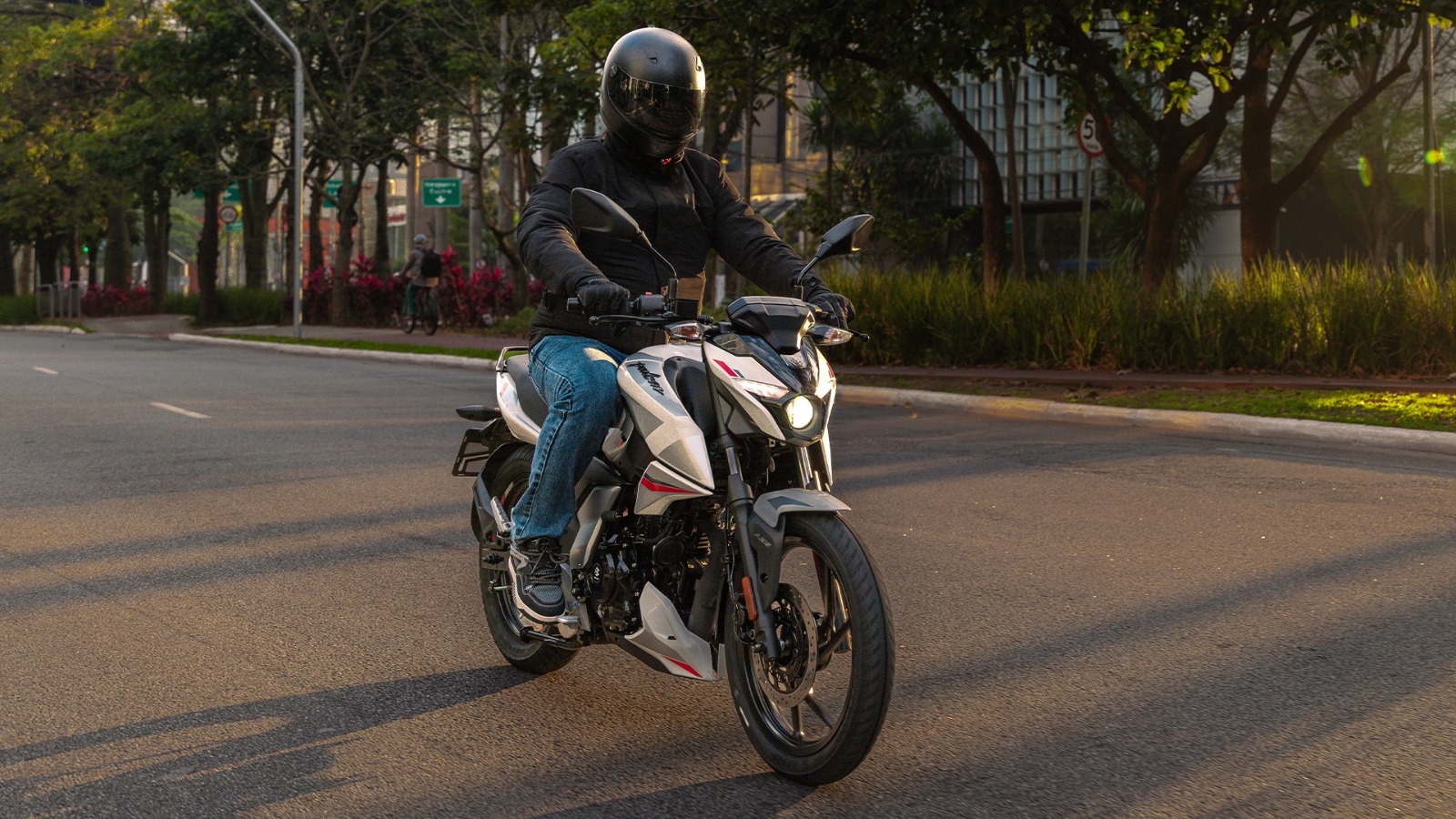 Nova geração da Bajaj Pulsar chega em agosto; veja o que esperar 3 Bajaj celebra 25 anos da família Pulsar.