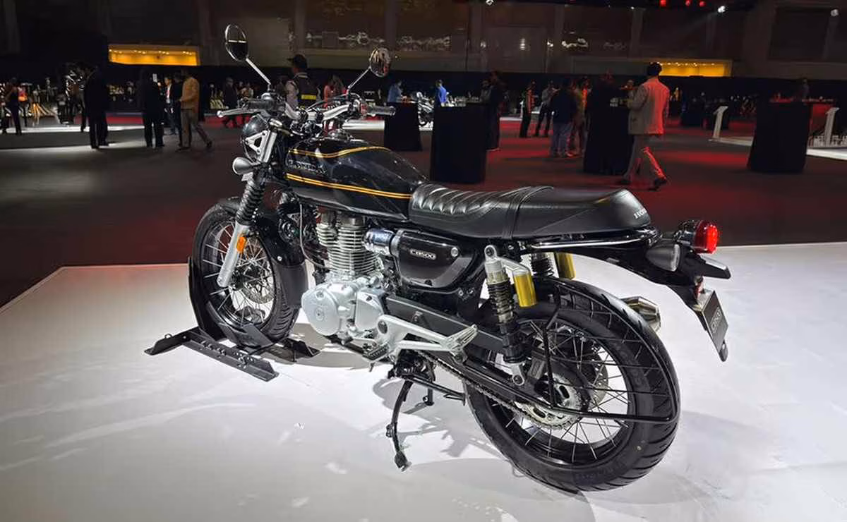 Honda CB 500 estilo Royal Enfield é lançada na Índia; faria sucesso no Brasil? 3 imagem traseira honda cb500