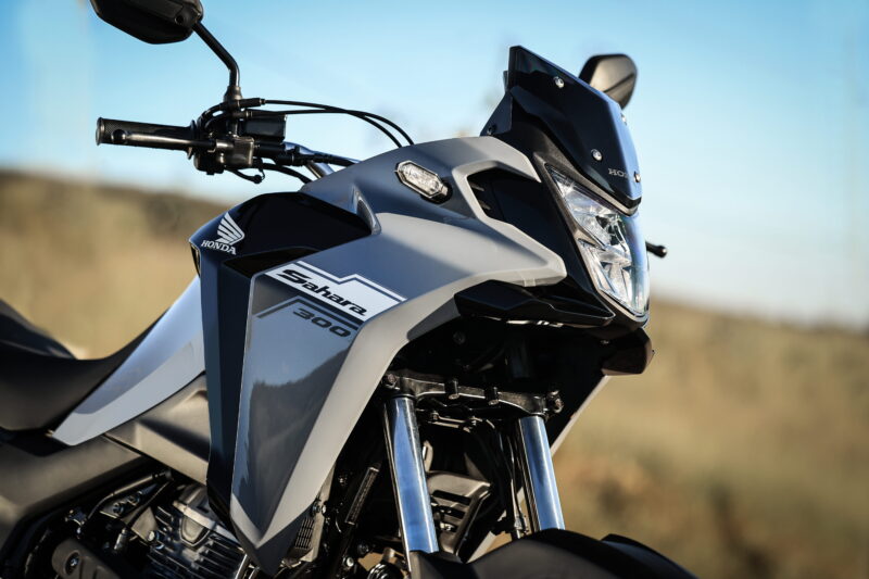 Sahara 300 2027 ganha visual da antiga 350cc e mais mudanças 2 aqui estão as cores, versões, preços e novidades da sahara 300 2027
